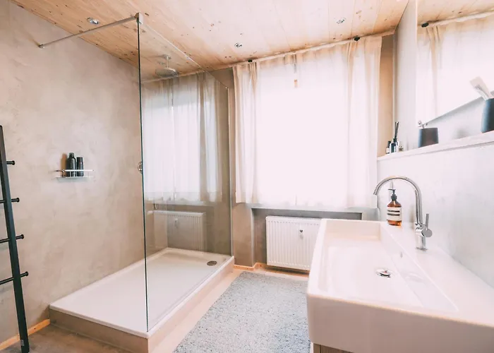 Zentrales Mit Bergblick In Bewohnter 홈스테이